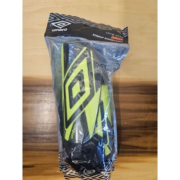 Umbro Junior Stirrup Soccer Shinguards 4' 7"- 5' 3"‎ - Picture 1 of 3